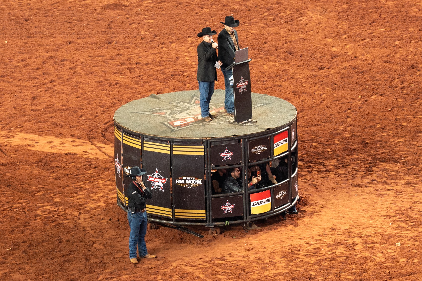 Rafa Kalimann e Nattan assistem à final do rodeio da PBR no meio da arena de Barretos
