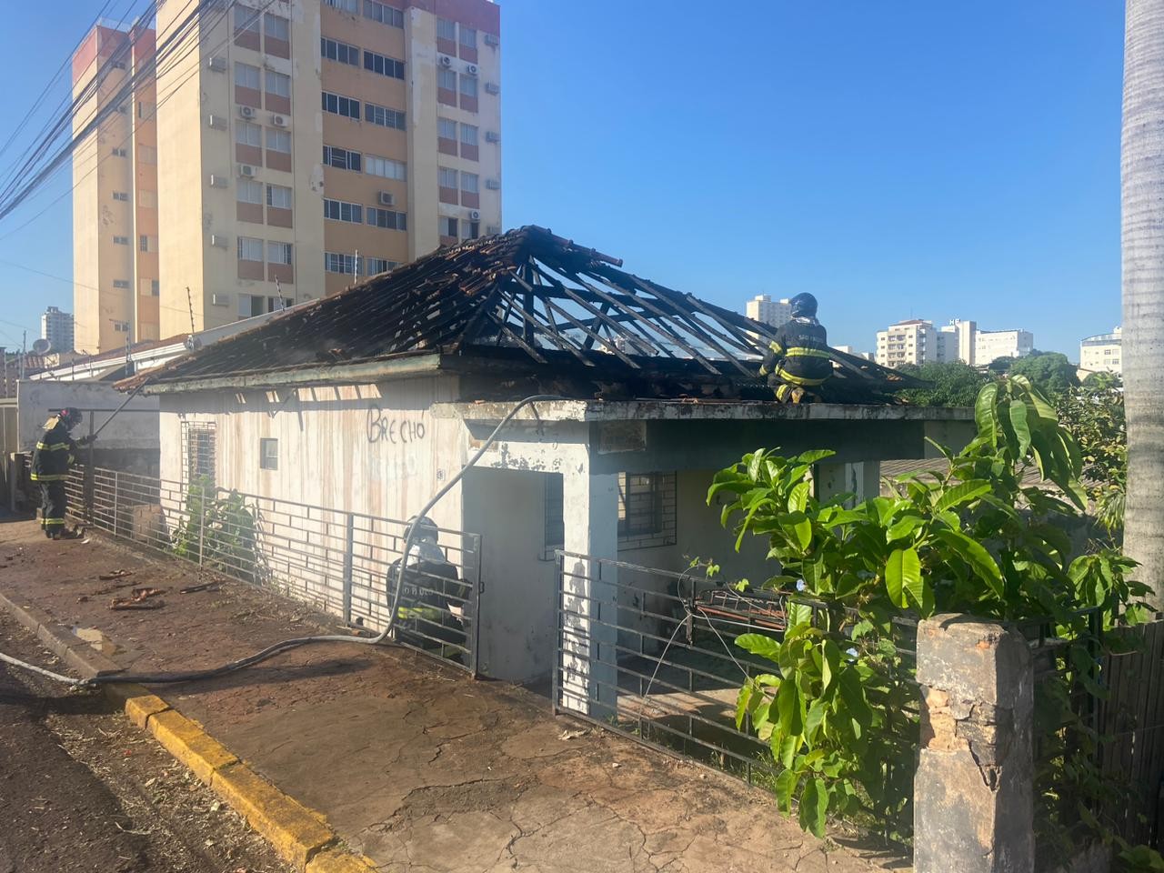 Incêndio atinge telhado de madeira de residência na Vila Ocidental, em Presidente Prudente