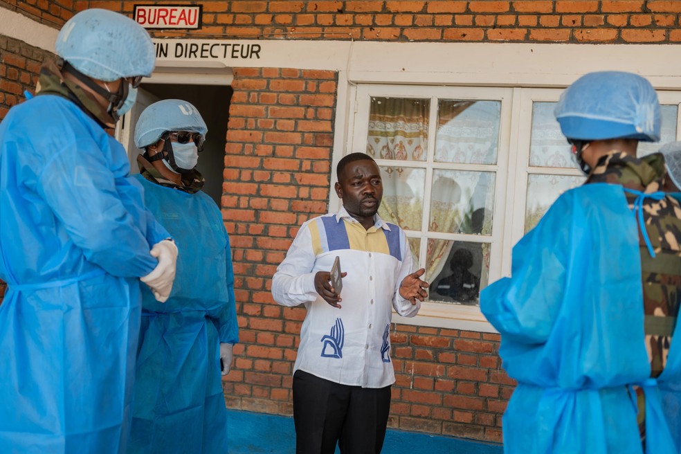 Richard Lokudu (ao centro), diretor m&eacute;dico do Hospital Geral de Mongbwalu, conversa com integrantes da miss&atilde;o de paz da ONU em Mongbwalu, no Congo, na sexta-feira, 5 de junho de 2026. &mdash; Foto: AP/Moses Sawasawa