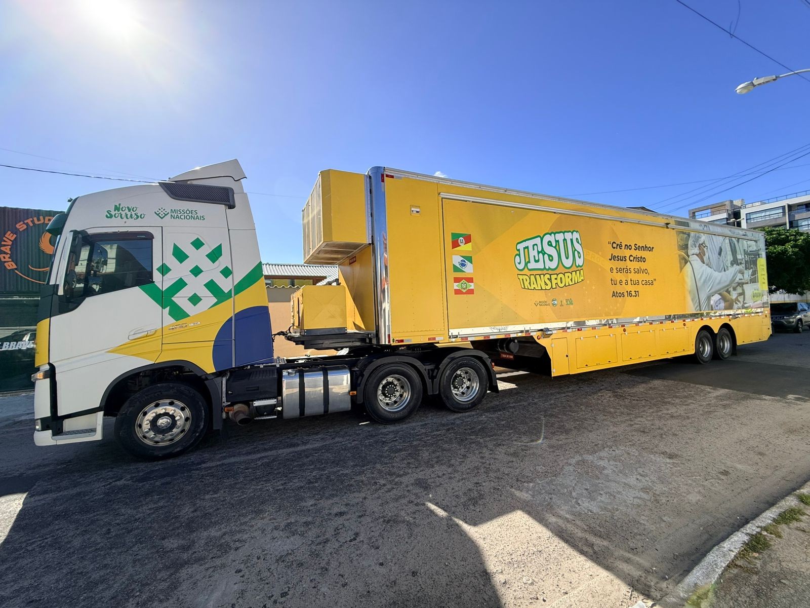 Carreta missionária oferece serviços gratuitos em Cabo Frio