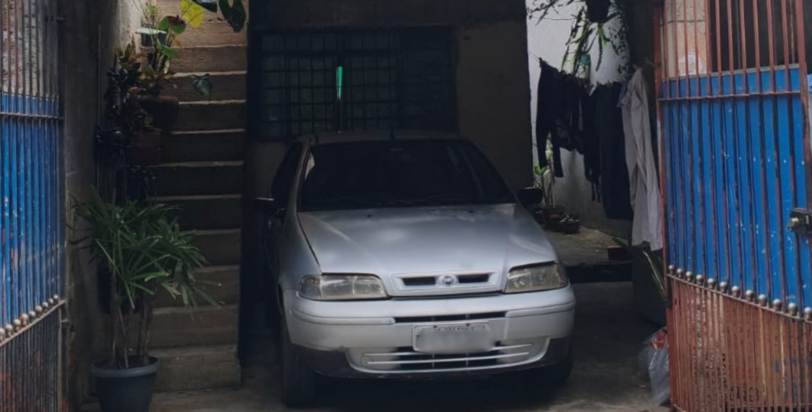 Motorista de caminhão é resgatado amarrado e amordaçado dentro de carro na Zona Norte