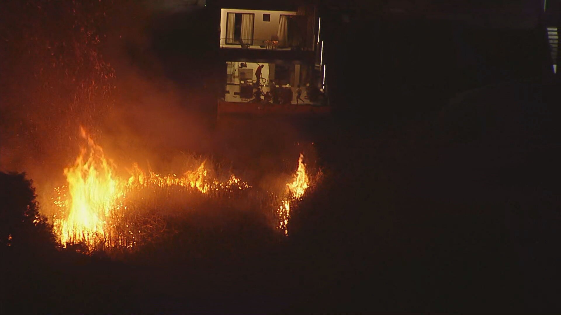 Incêndio atinge área de mata em Vargem Grande e se aproxima de residências