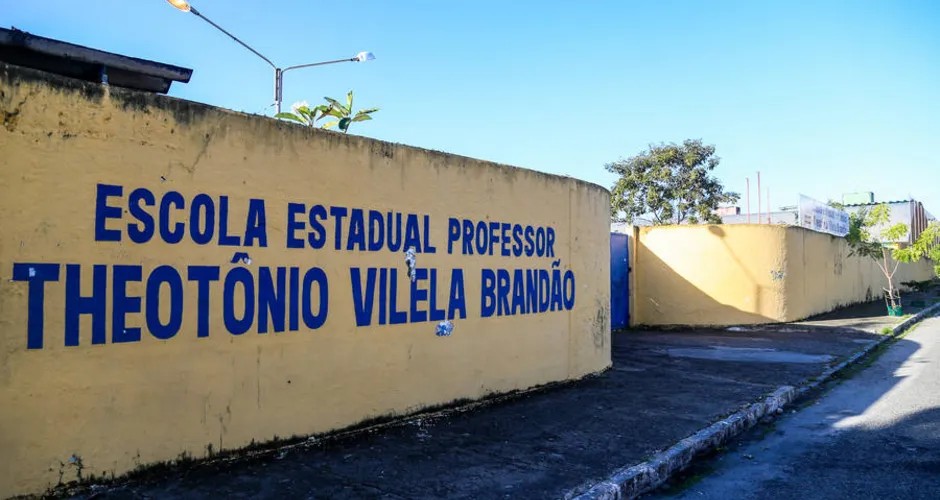 Pai de aluno saca arma de fogo dentro de escola em Maceió e faz ameaças durante JEAL