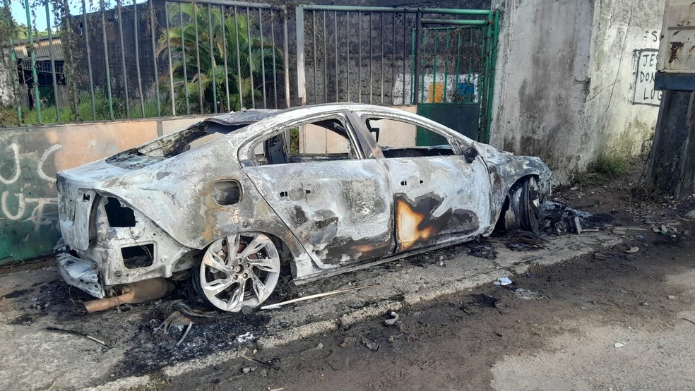 Carro de dono de empresa onde jovens desparecidos em Salvador trabalham é carbonizado — Foto: Rildo de Jesus / TV Bahia