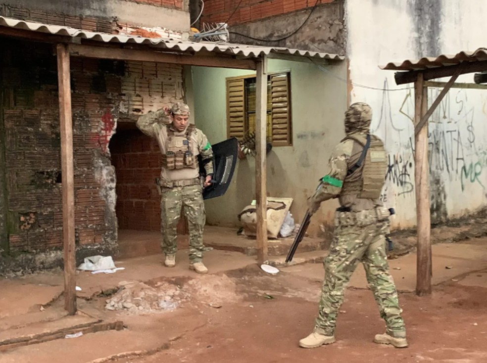 Policiais no local da operação Abre-te Sésamo. — Foto: Reprodução