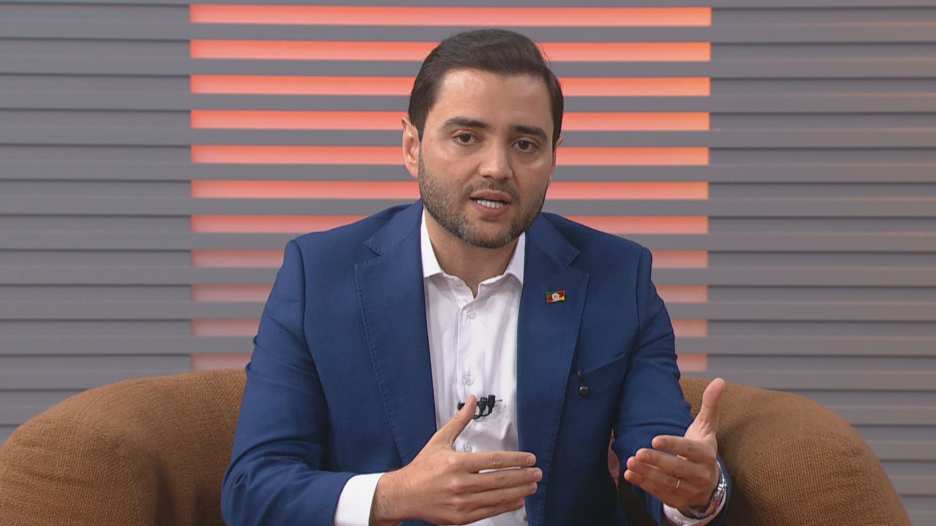 Gabriel Souza (MDB) promete zerar fila do SUS no primeiro ano de governo em entrevista à RBS TV