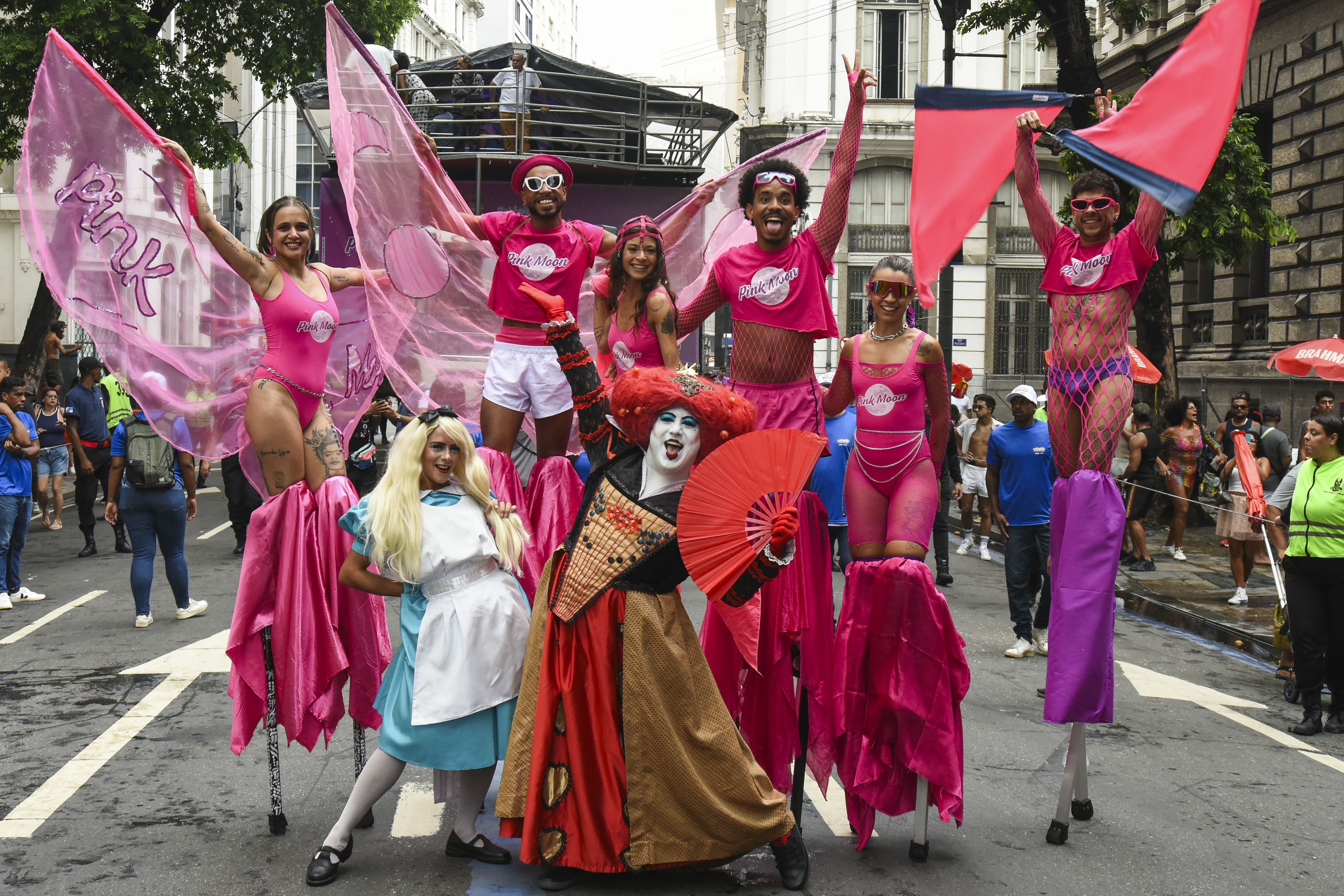 Chá da Alice arrasta foliões em festa com fantasias caprichadas; FOTOS