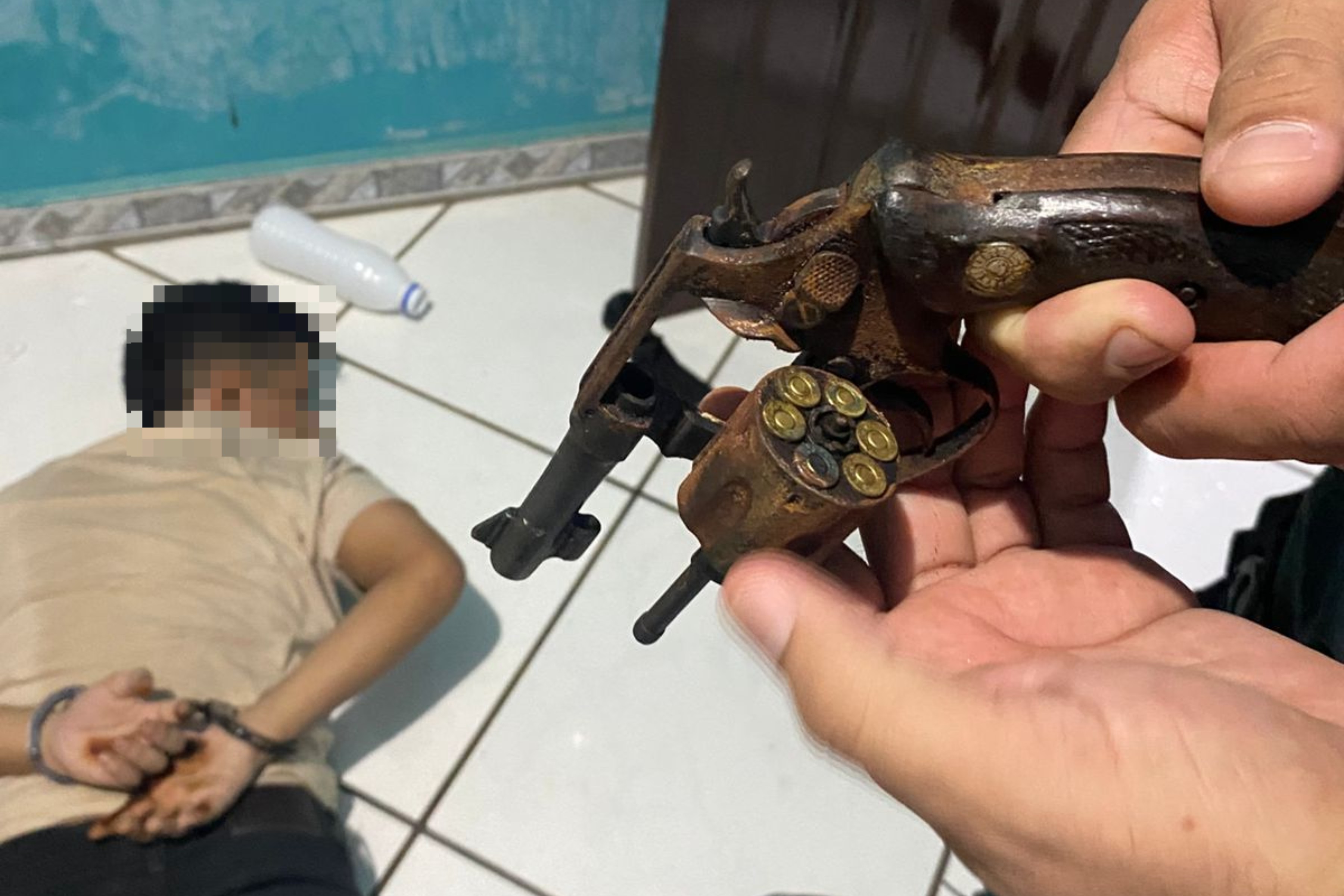 Jovem de 22 anos é preso após ameaçar avó com faca e ser flagrado com arma em Normandia