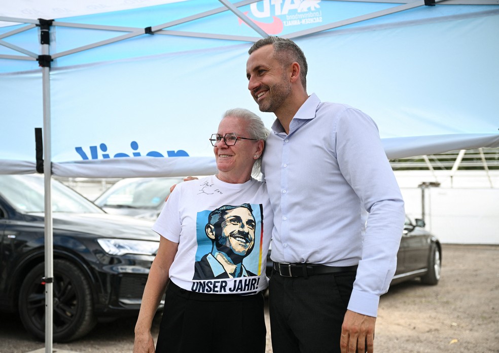 Ulrich Siegmund, da AfD, faz campanha em Magdeburg antes das próximas eleições estaduais na Saxônia-Anhalt. — Foto: Annegret Hilse/Reuters