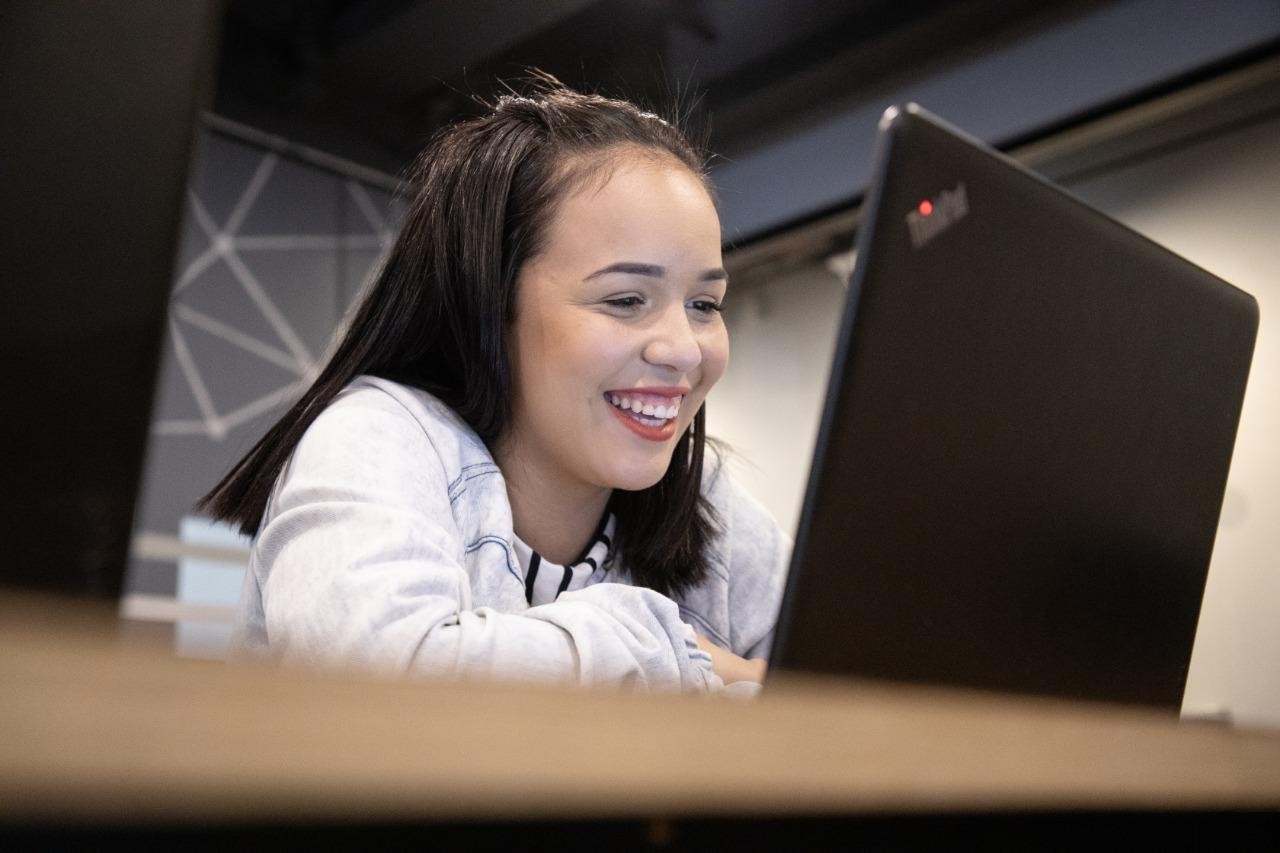 Inscreva-se: programa oferece 500 bolsas para capacitação de mulheres em tecnologia