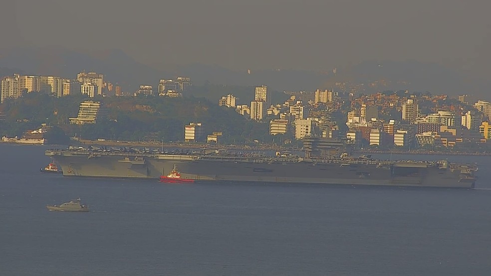 Porta-aviões dos Estados Unidos atraca no Rio e altera tráfego na Baia de Guanabara — Foto: AVIATION TV
