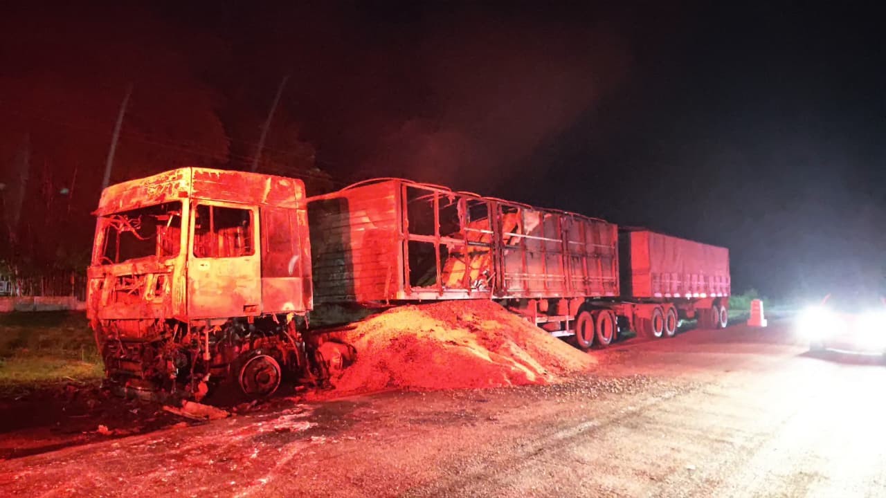Após pane elétrica, carreta carregada de soja pega fogo na comunidade do Cedro, em Santarém
