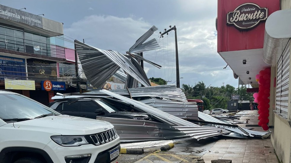 Ventania derrubou cobertura em ponto comercial, em São Luís — Foto: Reprodução/Redes sociais