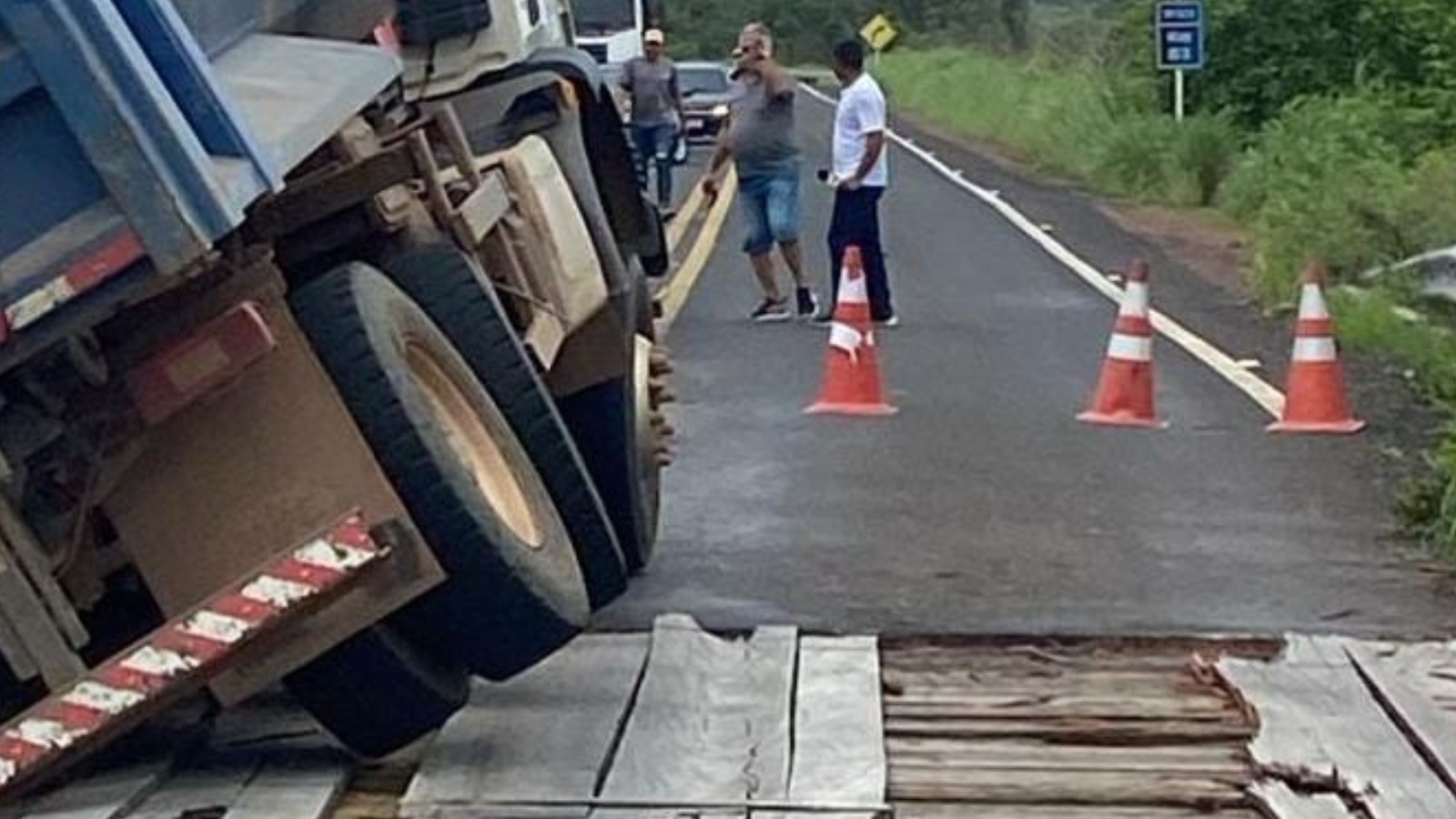 Caminhão fica preso após ponte de madeira ceder parcialmente no norte do PI; trecho interditado