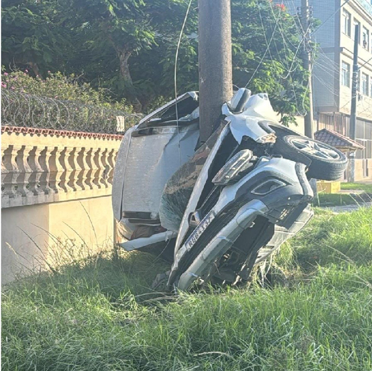 Mulher morre após capotagem e carro fica preso em poste em Araruama; vídeo