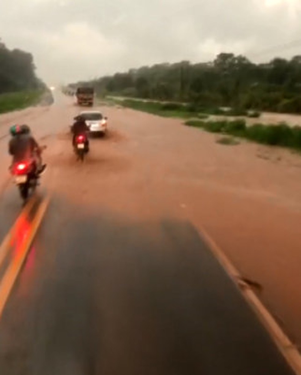 Trecho da SP-201 com alagamento durante temporal em Pirassununga — Foto: Reprodução/EPTV