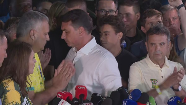 Flávio Bolsonaro após pronunciamento em que não reconhece derrota para Lula — Foto: Reprodução/TV Globo