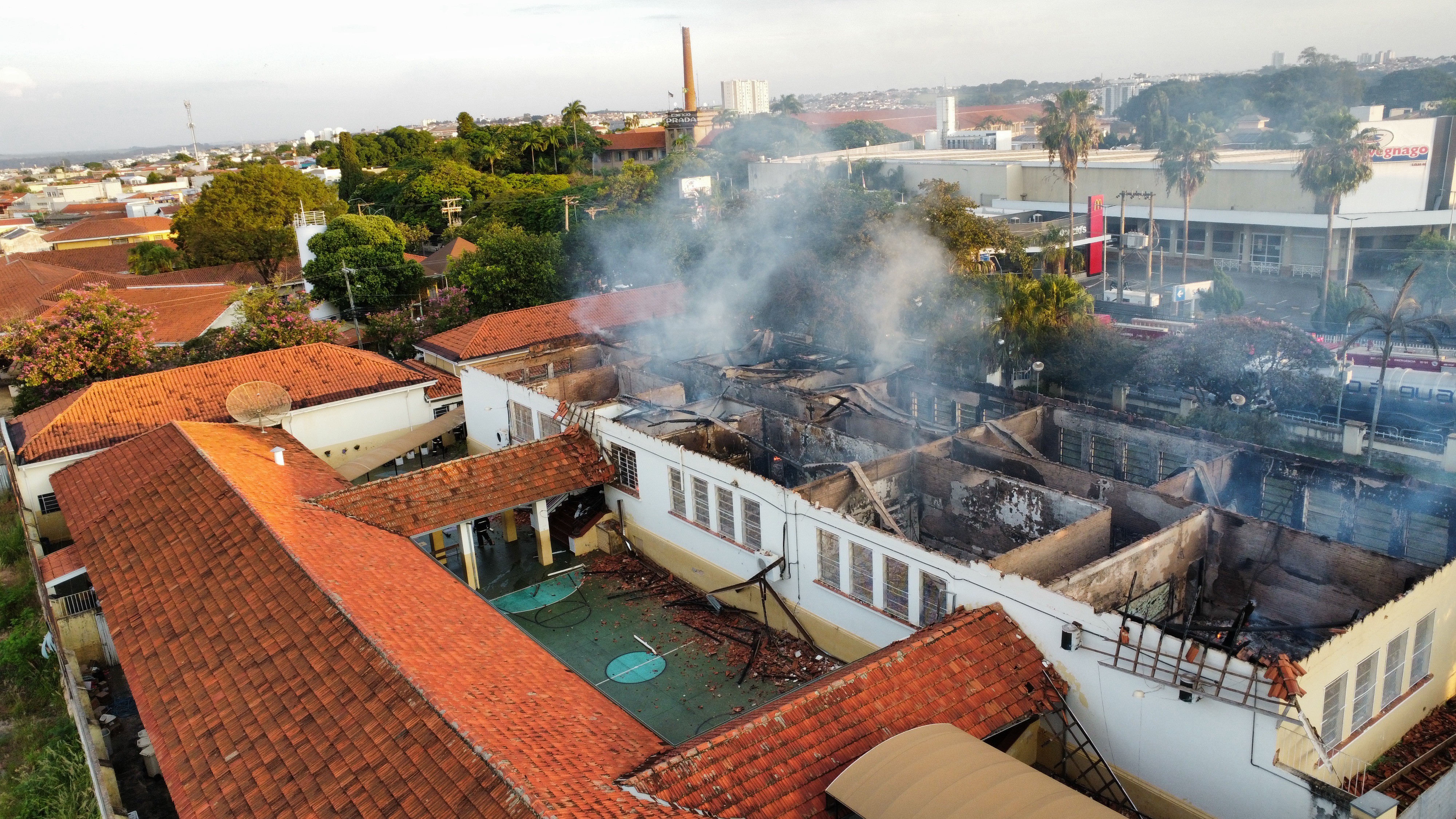 Laudo aponta falha elétrica como possível causa de incêndio que destruiu escola no interior de SP; polícia apura omissão