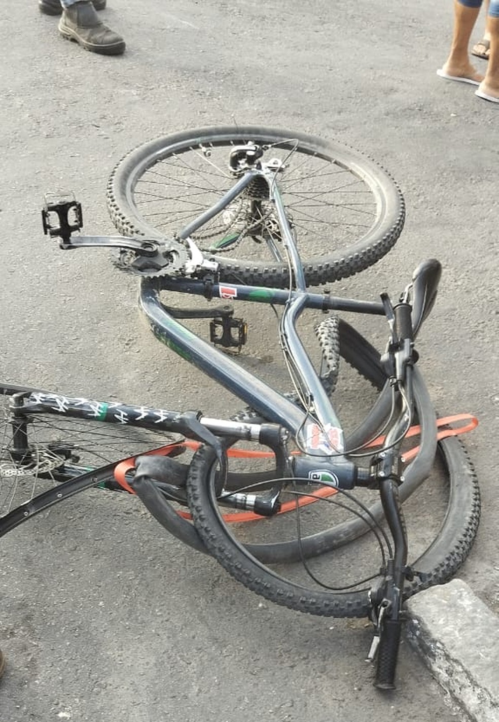 Adolescente conduzia bicicleta quando sofreu acidente no Monte Bom Jesus — Foto: Reprodução/Redes sociais
