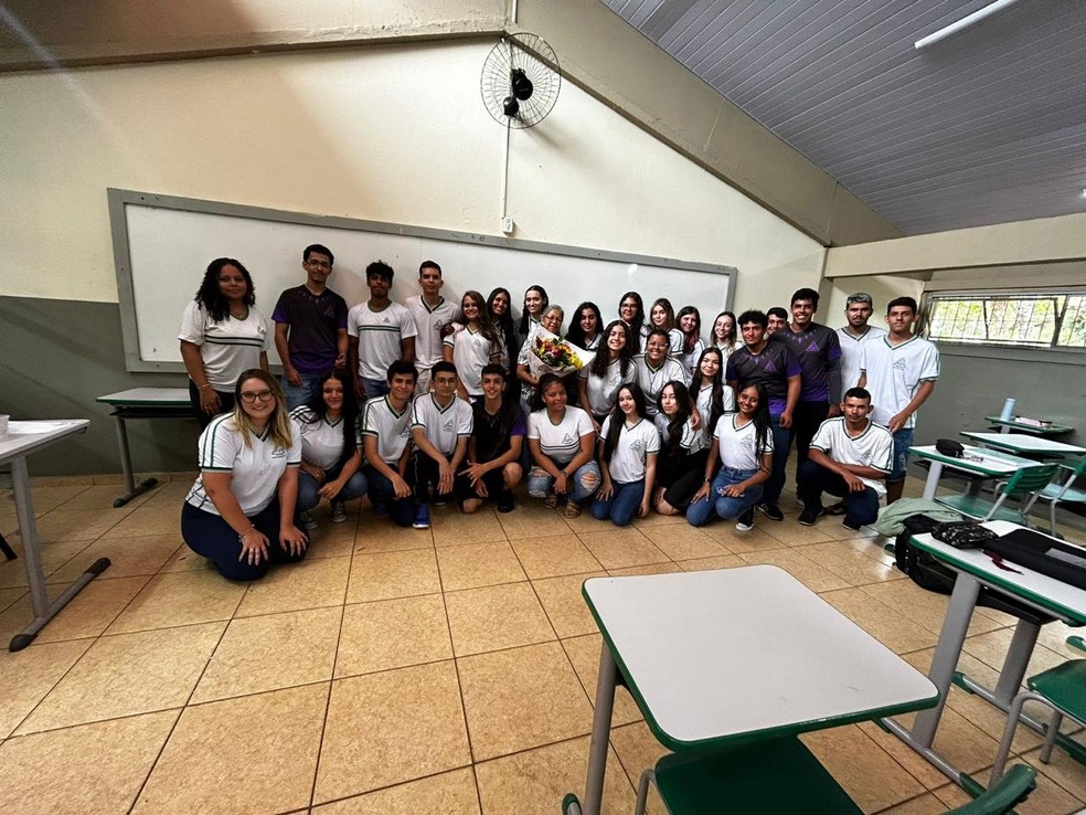 Estudantes do 3° ano fazendo a surpresa para a professora Márcia — Foto: Divulgação