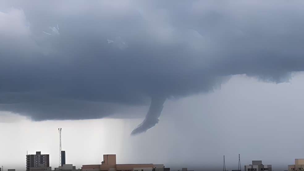 Apesar do susto, fen&ocirc;meno raramente se torna um tornado &mdash; Foto: Caroline Aleixo/g1