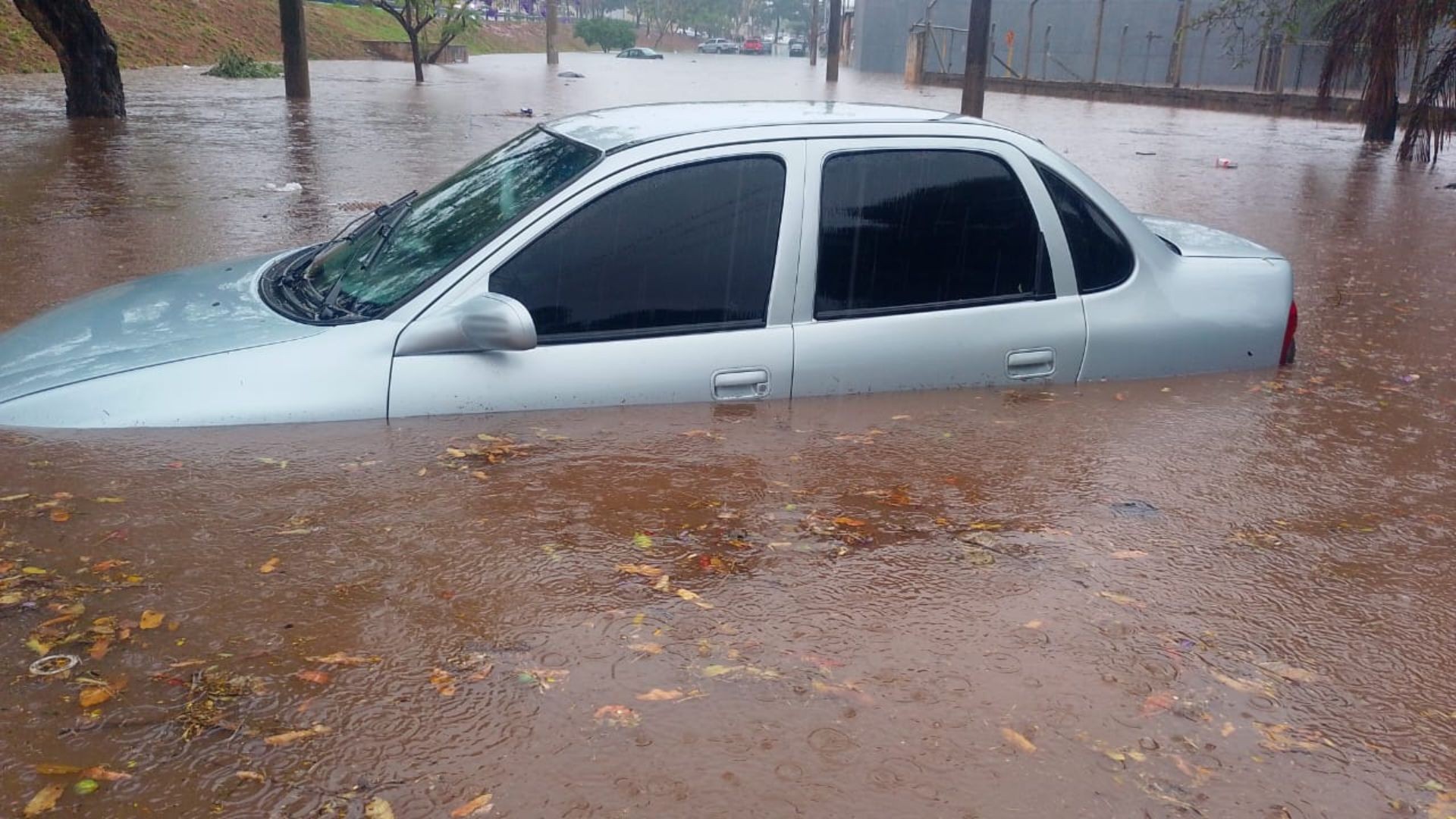 Após 110 dias de estiagem, chuva provoca alagamentos e deixa carro ilhado em Bauru