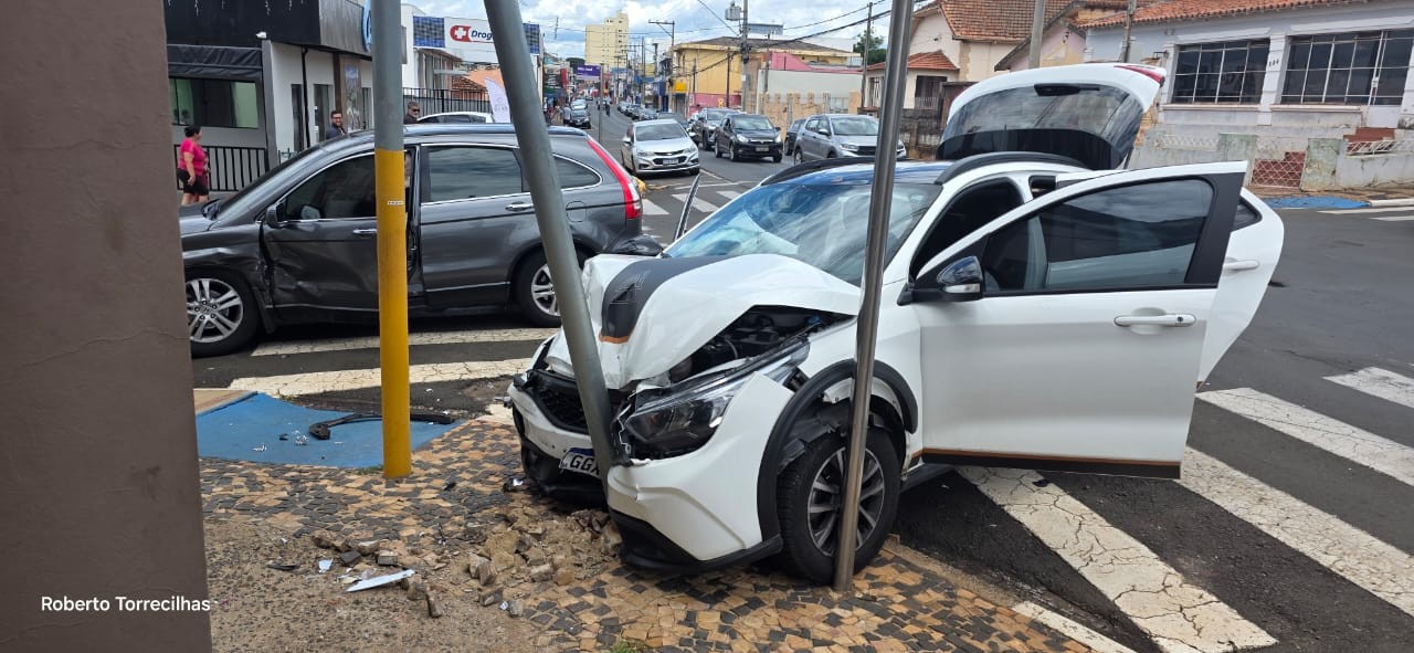 Perseguição a carro roubado termina com feridos e prisão em Santo Antônio de Posse
