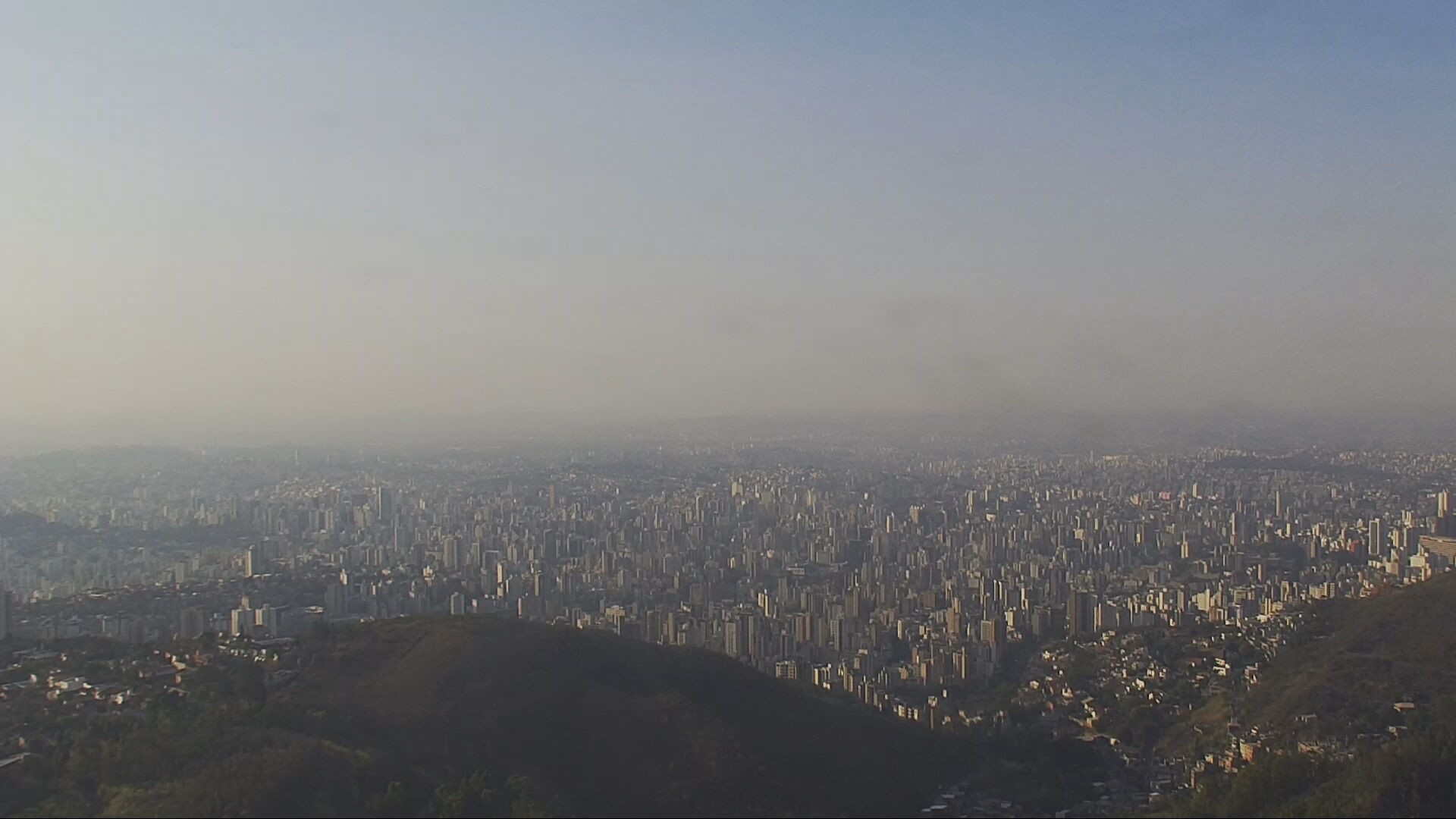 Poluição, ar seco e incêndios deixam céu cinza e 'esfumaçado' em parte de BH; VÍDEO