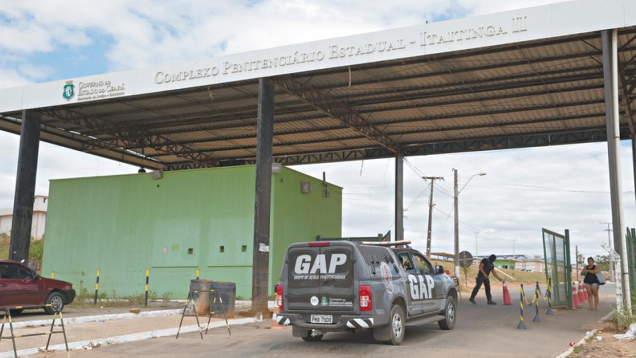 Policial penal é preso suspeito de facilitar entrada de celulares para detentos, na Grande Fortaleza