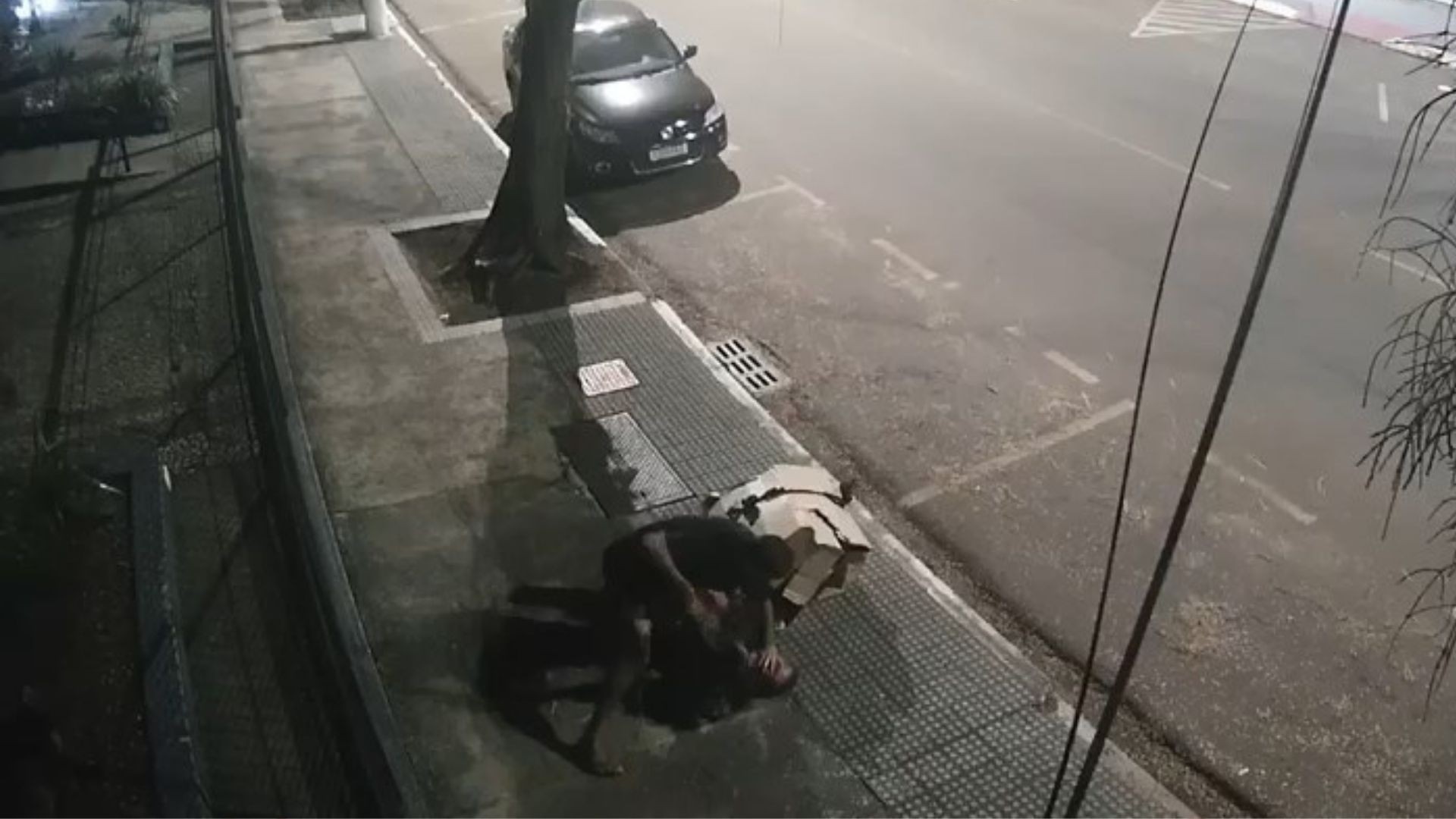 VÍDEO: Homem é perseguido e morto a facadas em calçada de Vitória; suspeito fugiu