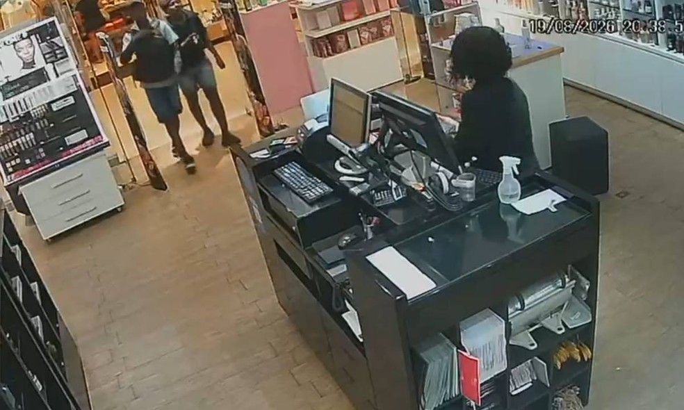 Dupla invade loja de shopping e rouba perfumes em Salvador &mdash; Foto: Arquivo Pessoal