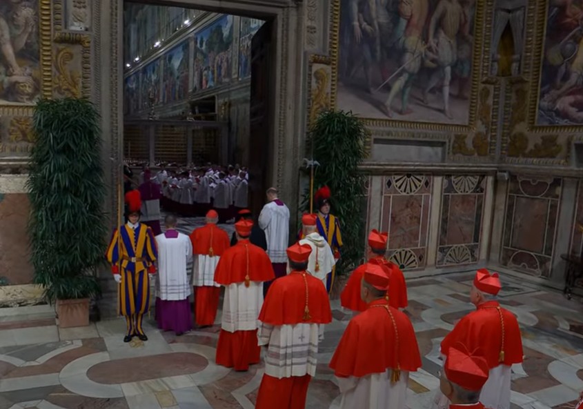 Cardeais entram na Capela Sistina em procissão para dar início ao conclave; VÍDEO e FOTOS