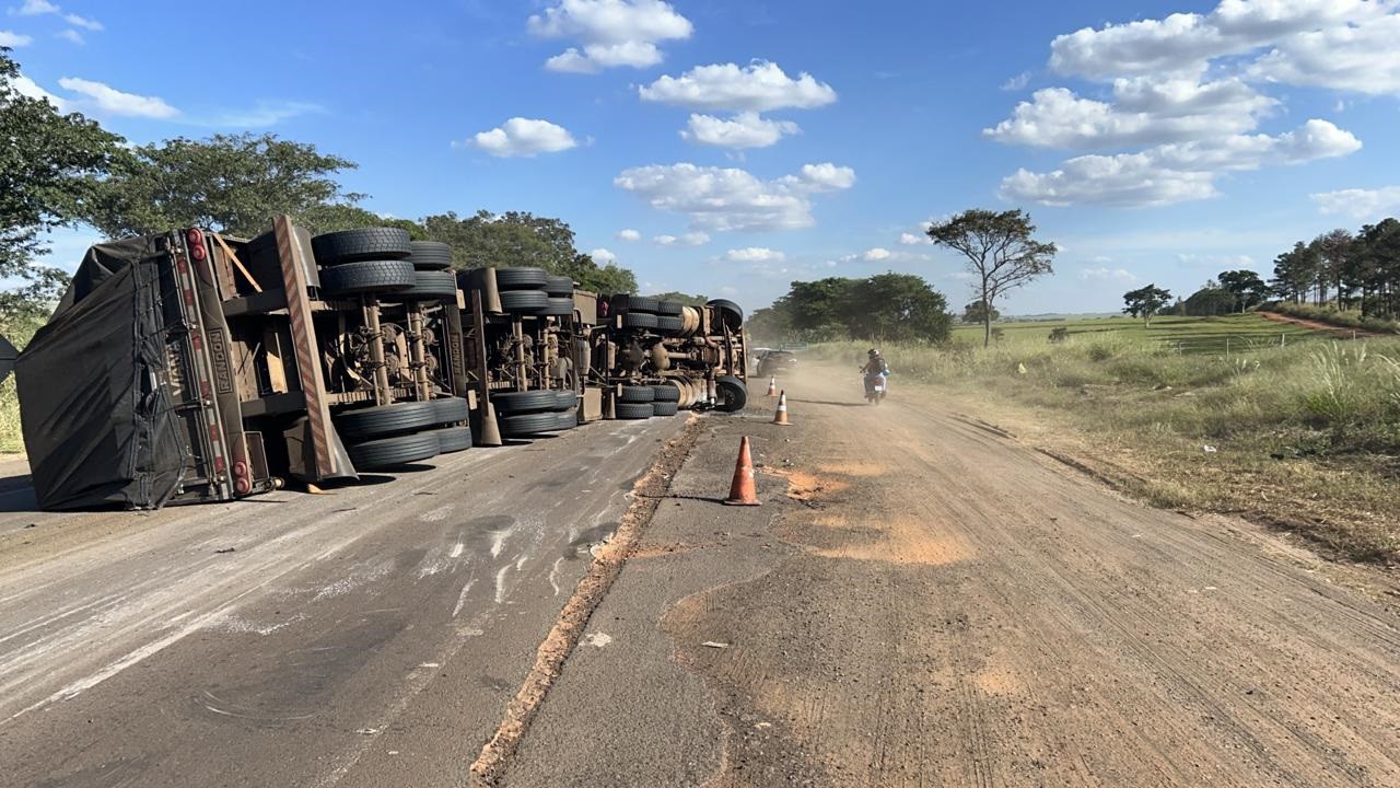 Carreta tomba com carga de celulose e interdita trecho da Rodovia da Integração, em Tupi Paulista