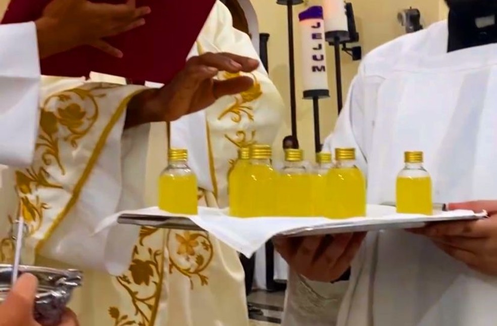 Igreja informa que enviou para análise em laboratório amostras do óleo usado na celebração que provocou queimaduras na testa de fiéis em Maceió — Foto: Reprodução/Instagram