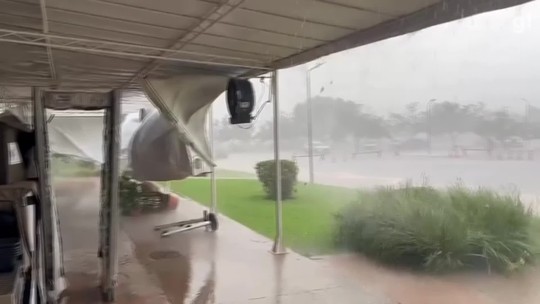 VÍDEO: Guarita do Palácio da Alvorada e tenda de visitantes ficam danificadas após chuva e vento forte em Brasília - Programa: G1 DF 
