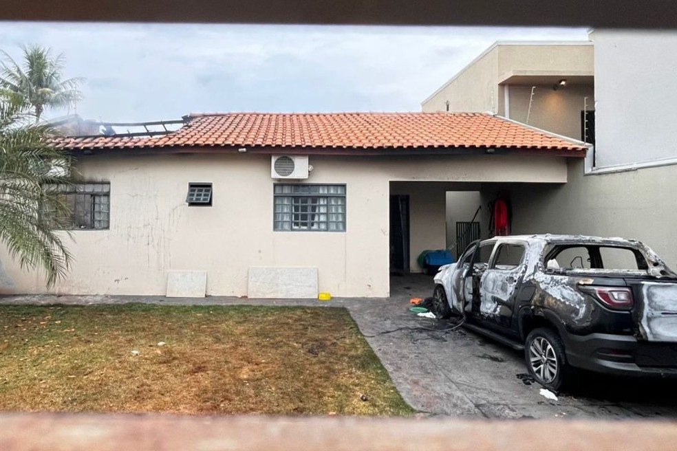 Carro encontrado carbonizado dentro de casa em Campo Grande — Foto: Fabio Rodrigues