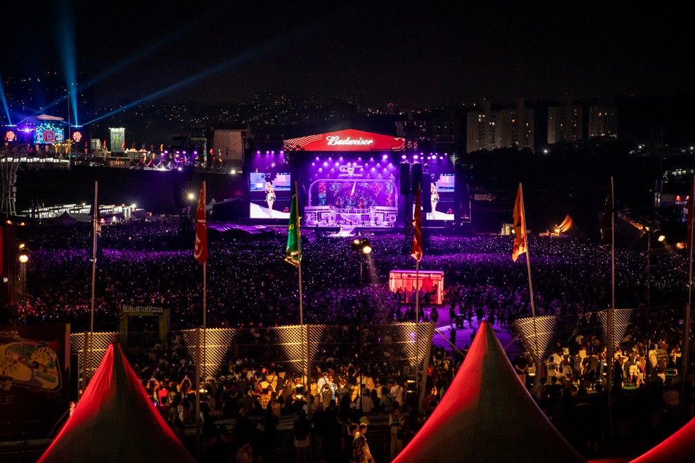 Público lota o palco Budweiser durante show de Sabrina Carpenter no Lollapalooza 2026 — Foto: Fábio Tito/g1