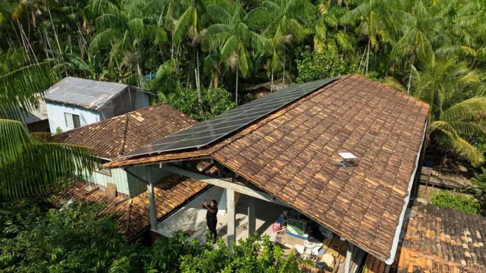 Hoje, antenas Starlink são usadas para acessar internet em áreas remotas — Foto: Getty Images via BBC