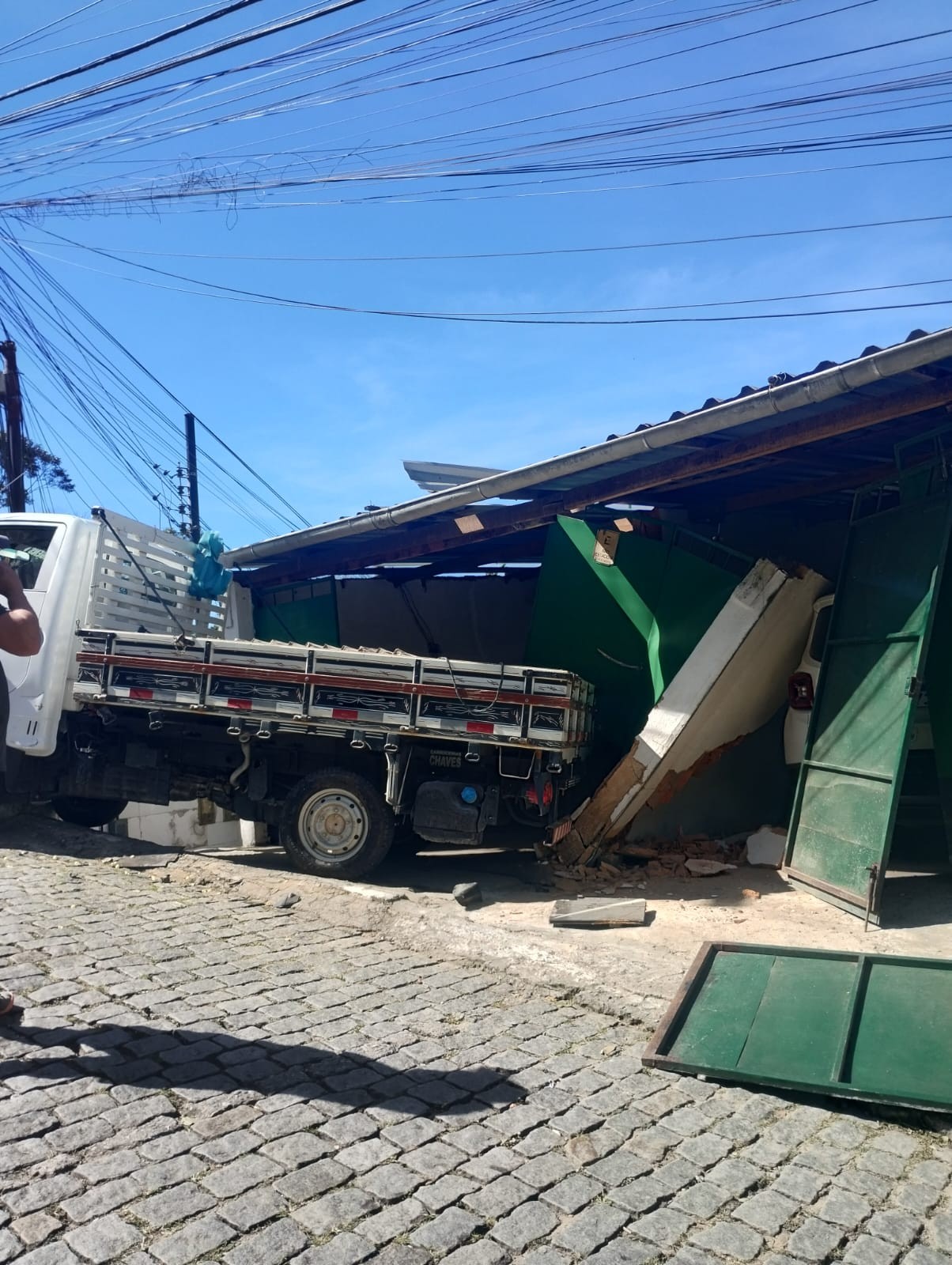 Caminhão atinge garagem de casa após acidente de trânsito em Petrópolis