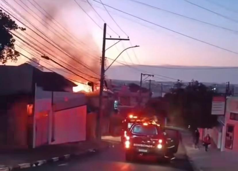 Casa abandonada pega fogo na Vila Marcondes, em Pres. Prudente
