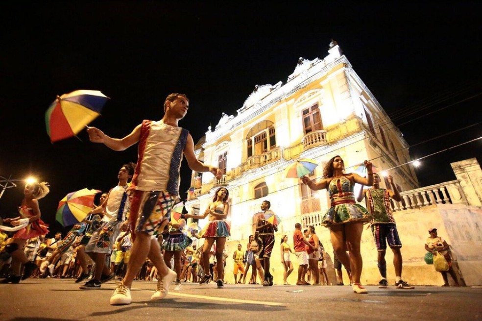 Frevo e marchinhas tomam conta da avenida durante o Jaraguá Folia — Foto: Jonathan Lins/G1