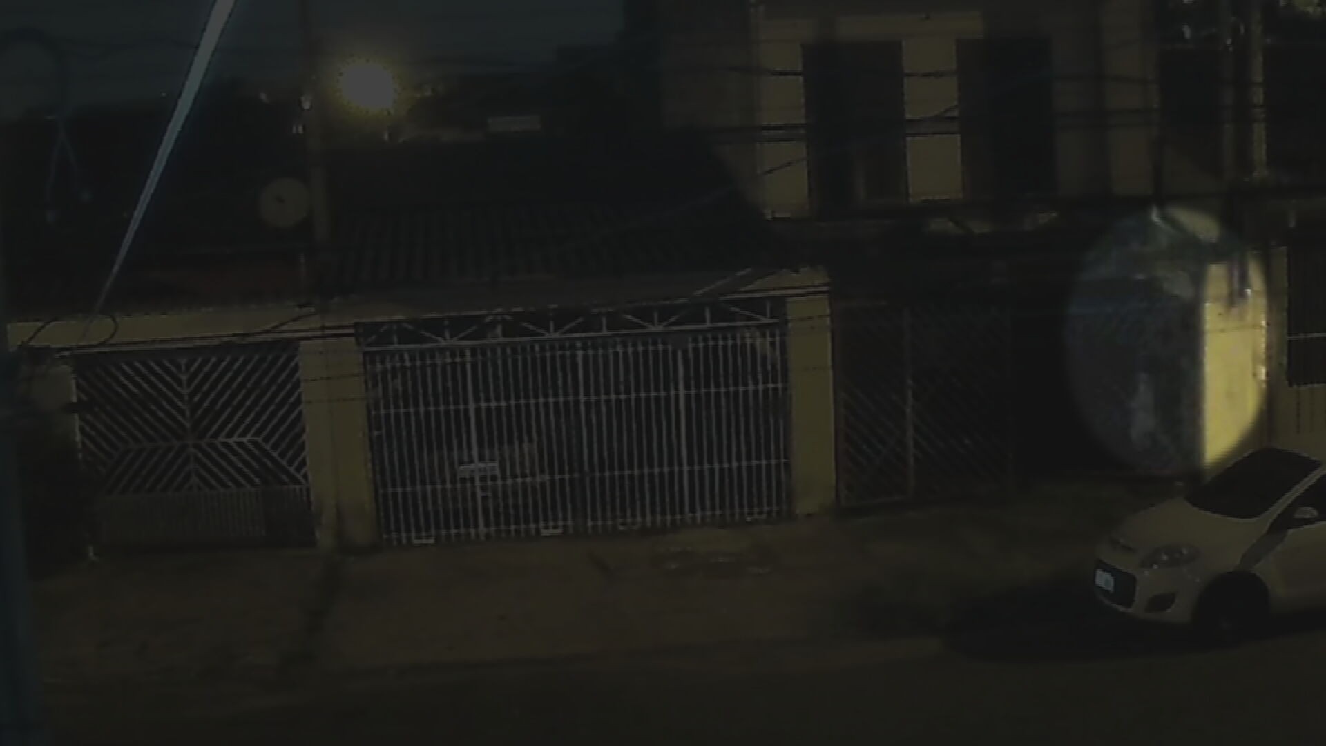 VÍDEO: morador abre portão para entrar em casa e é surpreendido por ladrão escondido em caixa de força