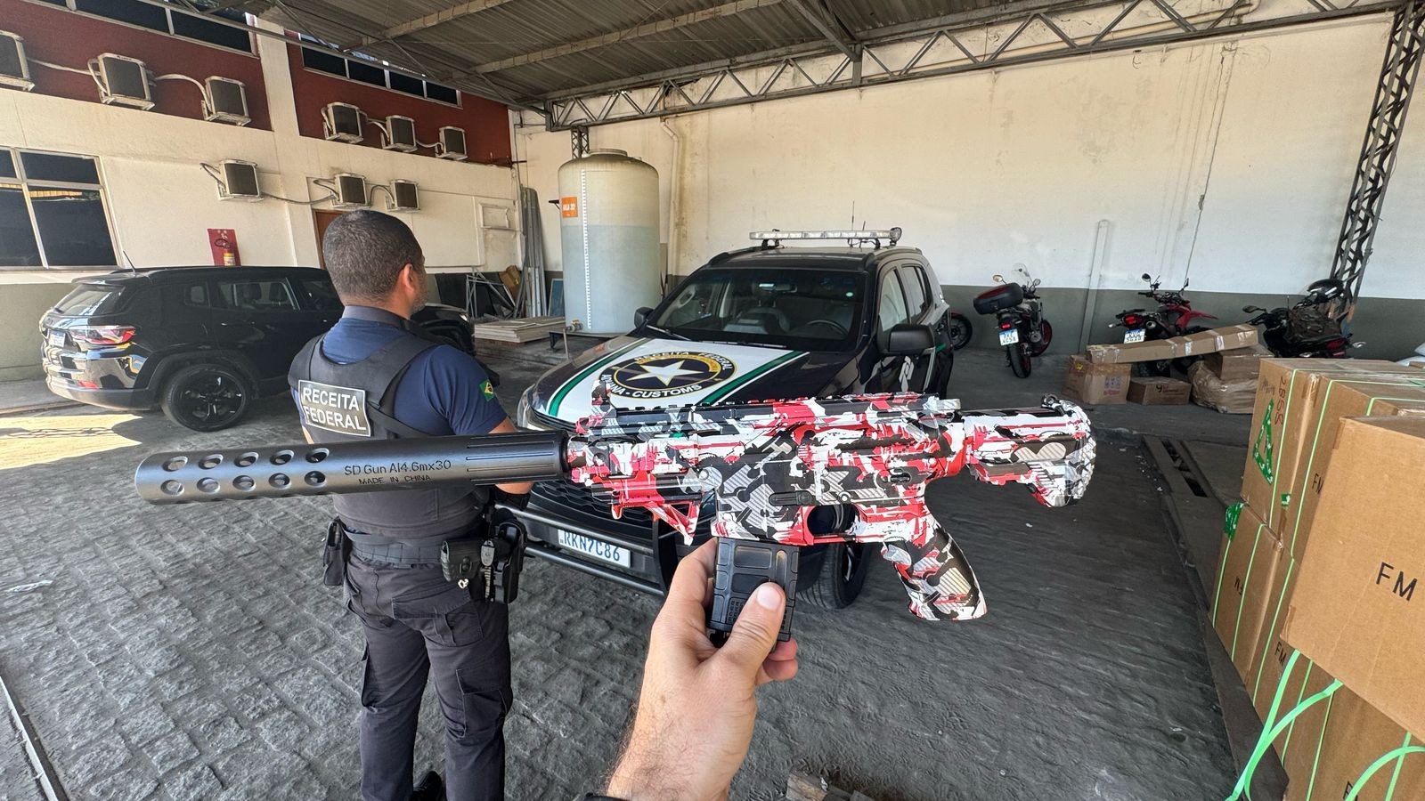Receita Federal apreende mais de 4 mil armas de gel em transportadora 