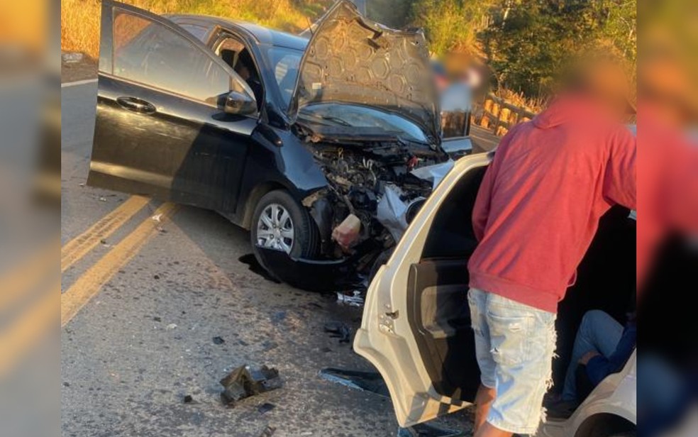 Acidente entre dois carros deixa seis feridos na GO-330, Goiás