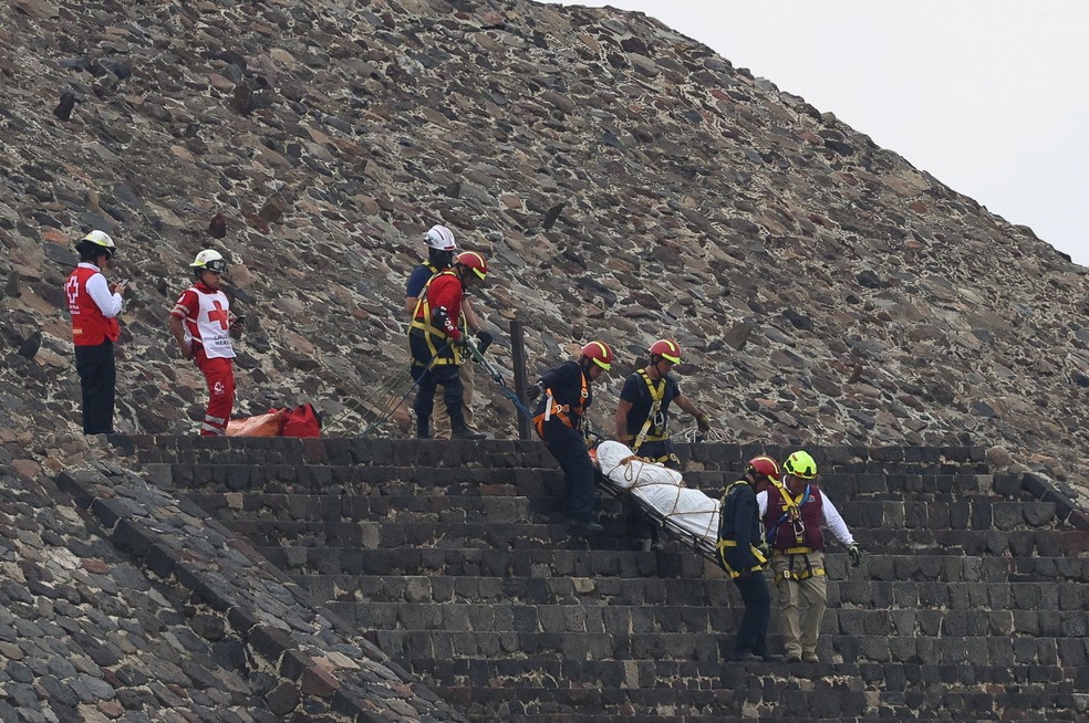 Time de resgate mexicano trabalha no resgate de pessoas baleadas em lugar turístico no México; uma mulher canadense morreu — Foto: Reuters