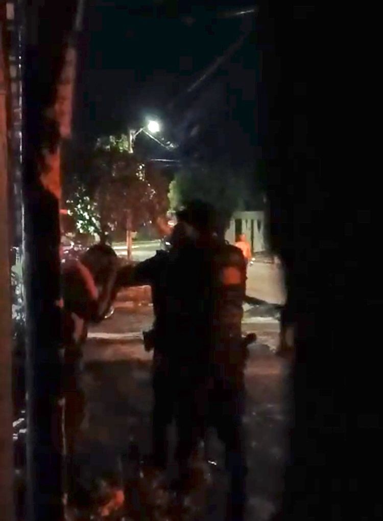 VÍDEO: Homem leva spray de pimenta nos olhos e é agredido com cassetete durante abordagem de guardas municipais