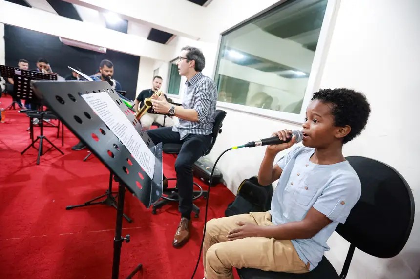 Cantor mirim e Amazônia Jazz Band  se apresentam no 'Natal Encantado' do Parque da Cidade em Belém