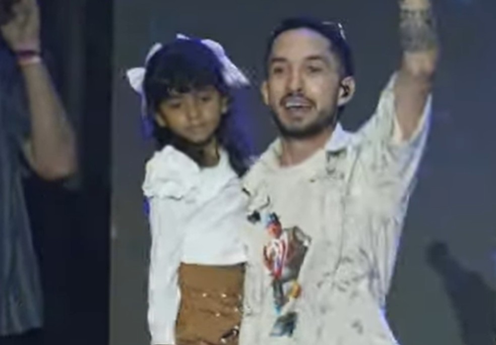 Grelo cantou com criança nos braços no palco do São João 2025 de Campina Grande — Foto: Reprodução/Sua Música