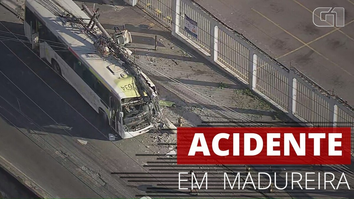 Ônibus bate e derruba poste em Madureira; via foi parcialmente ...