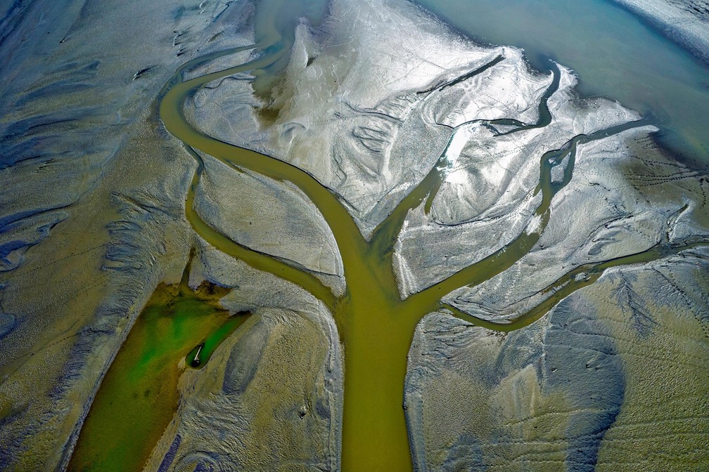 O registro do fotógrafo Md Shafiul Islam mostra os efeitos da seca e da interferência humana no fluxo do Rio Testa, que flui pela Índia e Bangladesh. Apesar dos baixos níveis de água no local, por conta das mudanças climáticas, o rio leva a inundações e erosão das magens no período chuvoso. — Foto: Md Shafiul Islam